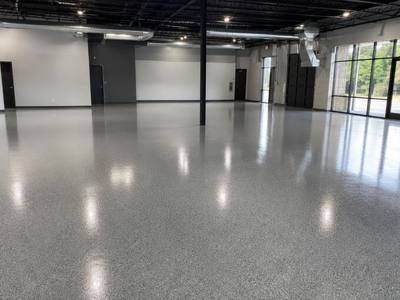 Flake floor carried across an open commercial unit